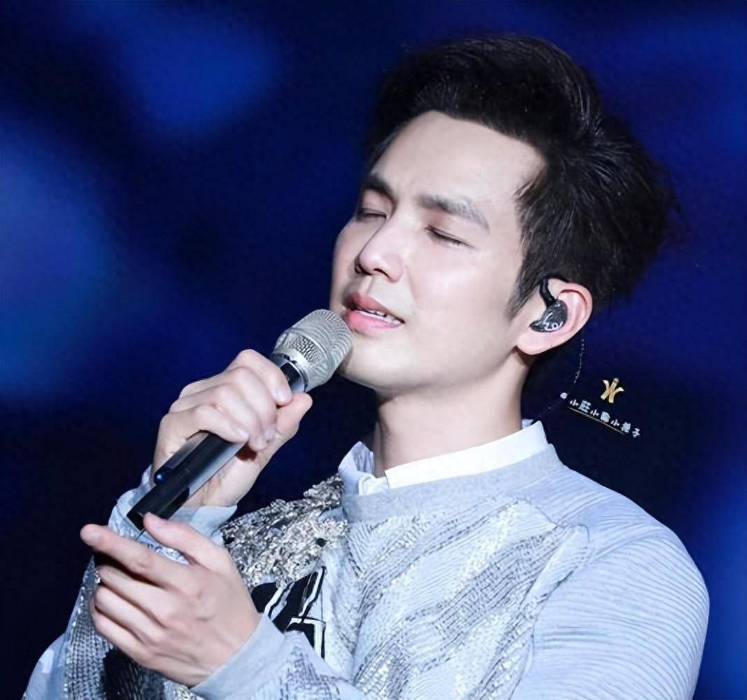 事实证明,"逐渐消失"的钟汉良,已经在另一个圈子里红得发紫