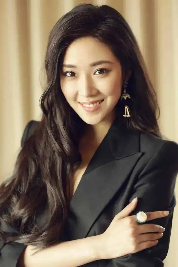 菅纫姿,连主持人也怕遇见的名字,太难念!