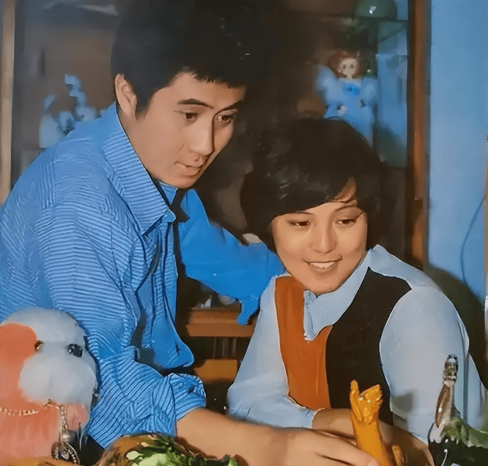 郭凯敏的妻子是演员张芝华,他们是圈内比较看好的一对夫妻.