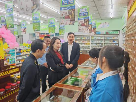 在江西洪兴大药房县府店,廖素芬与药店负责人进行了