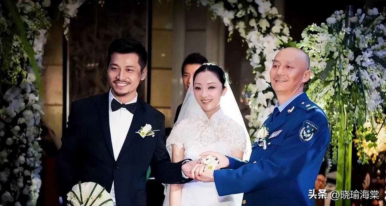从被嘲"嘴歪脸斜",到两次逼婚高富帅,43岁张瑶被丈夫宠成公主
