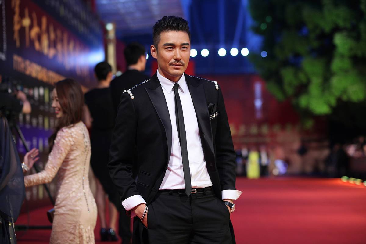 53岁胡兵活得比女人精致,上海豪宅全拿来放衣物,不是一般的豪