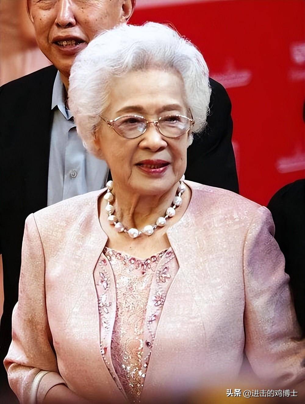 演员秦怡:被亲妹抢走丈夫,孩子患上精神病,和女儿三十年没联系