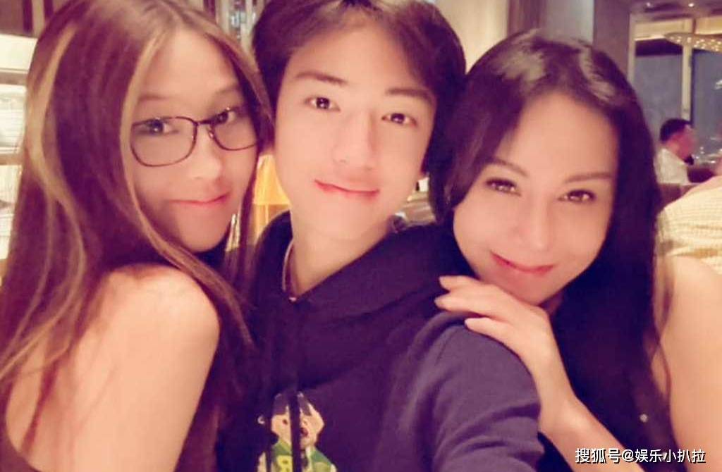 49岁名模洪晓蕾女儿18岁惊艳亮相,完美继承妈妈长腿基因!