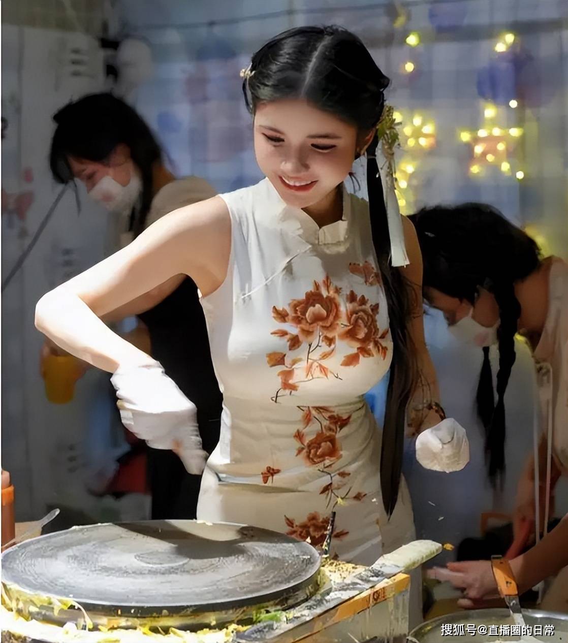 狗头萝莉成文旅售票员古装裙子秀完美身材引瞩目