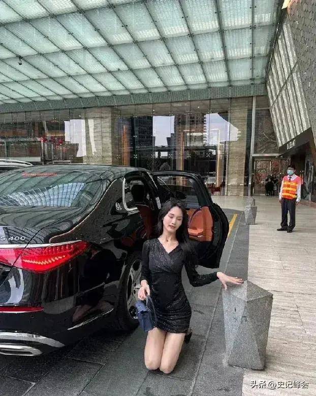 那些追求"纸醉金迷"的网红群体联系在一起,成为了网友口中的"拜金女"