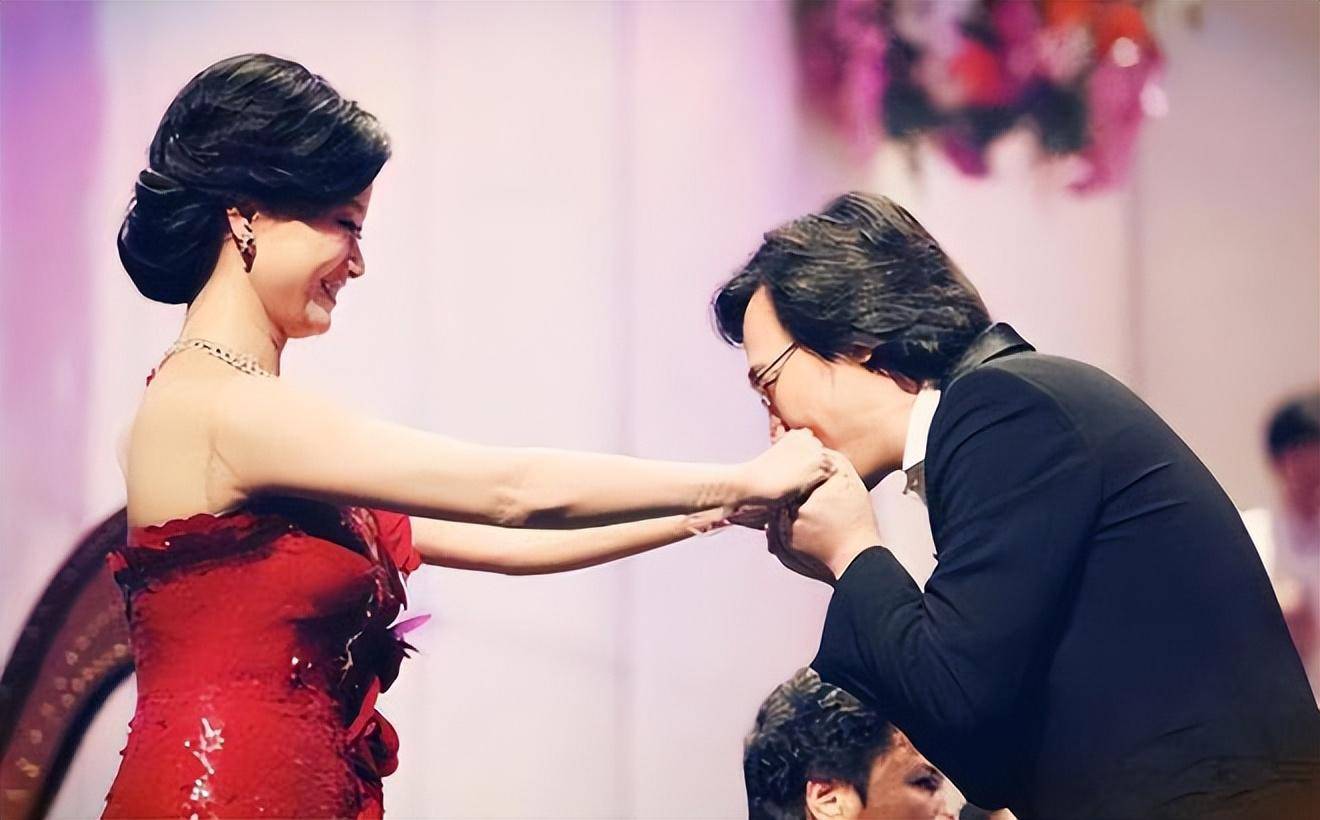 然而身为宋祖英丈夫的罗浩,和妻子相聚短暂,"独守空房"的他,是否有