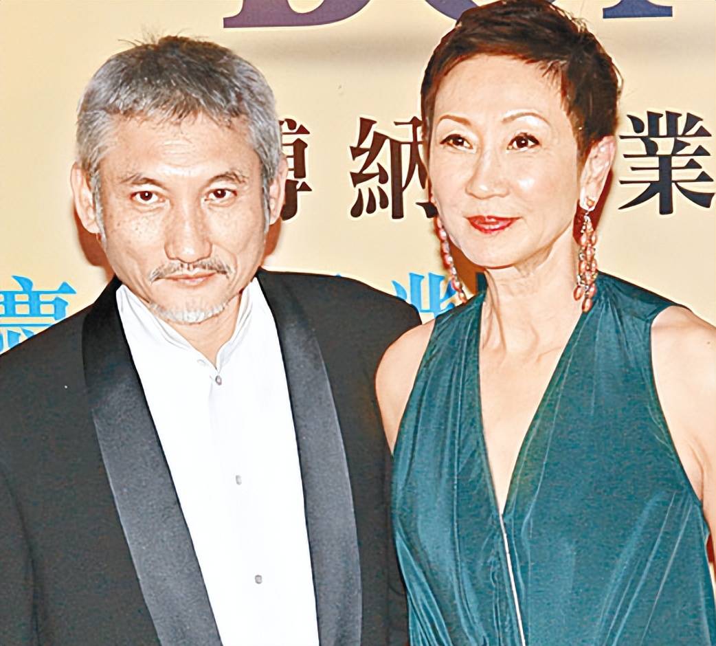 徐克情系小30岁女友仍放不下前妻?73岁施南生拄拐现身,他陪伴在侧