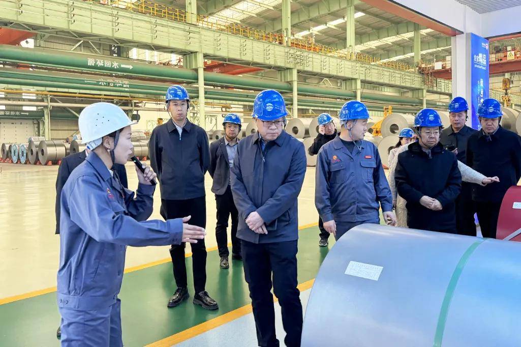 包头市土右旗李智旗长一行莅临敬业钢构公司参观考察