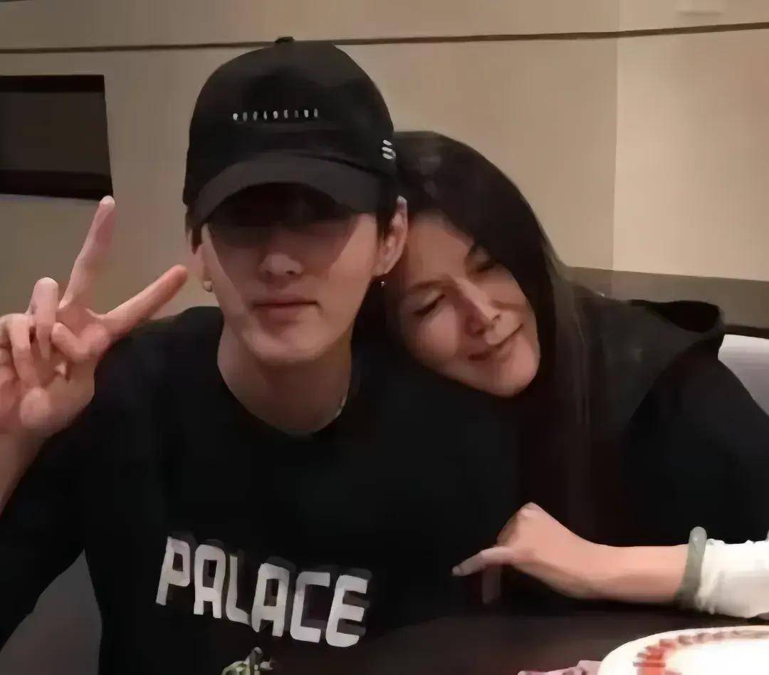 吴亦凡妈妈600万出售儿子豪车,亲手将儿子送进监狱她后悔了吗?