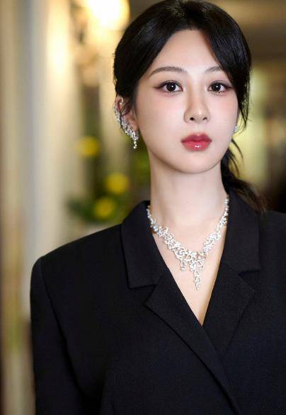 近日杨紫的一组生日照片,在网络上公开后,立即引发了广泛讨论