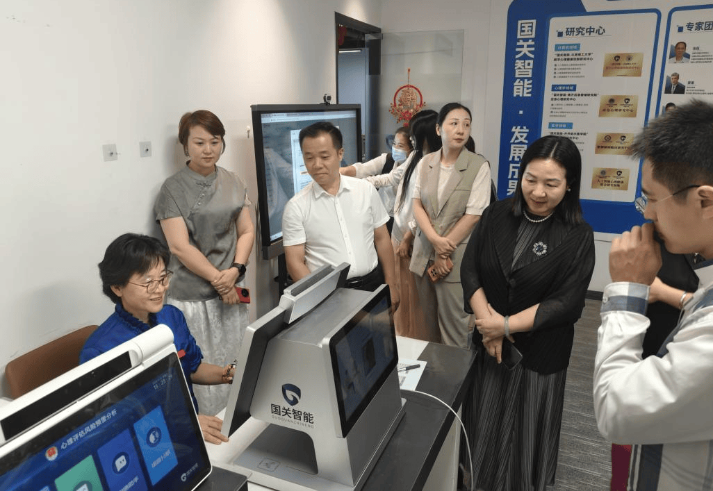 国关智能总经理崔岩先生和副总经理汪洋先生对来访嘉宾表示热烈欢迎.