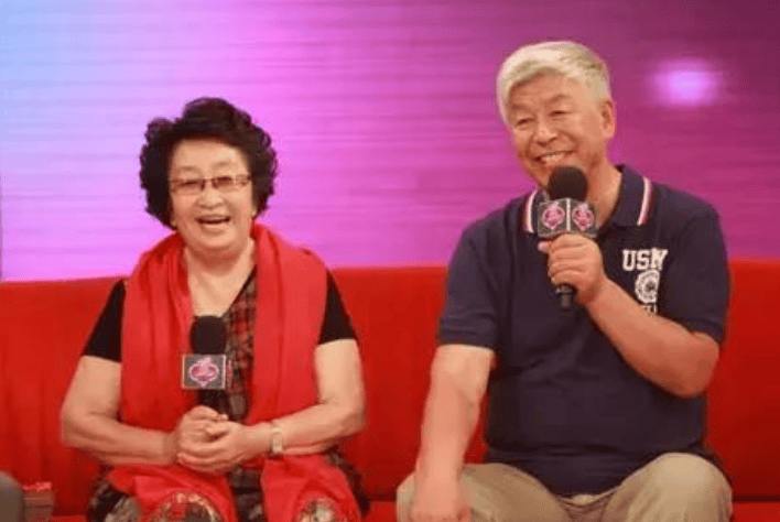 彭玉:看到丈夫遗物哭得不能自已,女儿牵线,晚年再嫁亡夫亲姐夫
