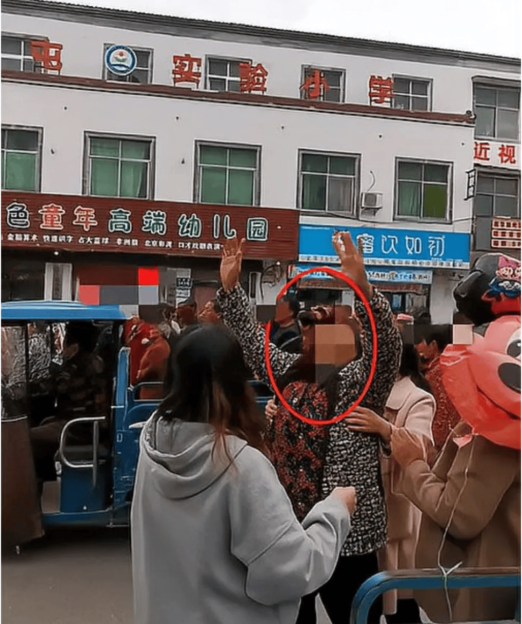 河南一幼童被校车碾压身亡后续:嫌犯已被拘,家属和校方达成一致