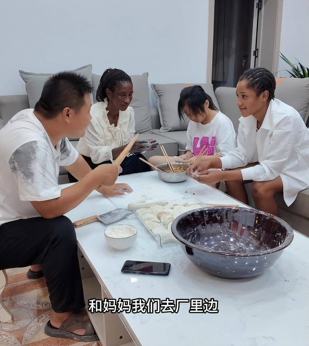 安吉娜妈妈和女儿来中国,老表像个局外人,网友质疑两人难长久