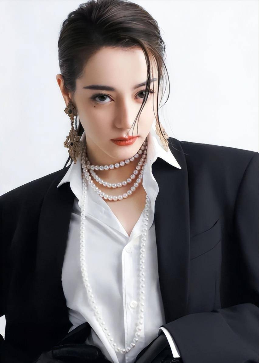 没想到31岁的迪丽热巴,以这样的方式"塌房"了!