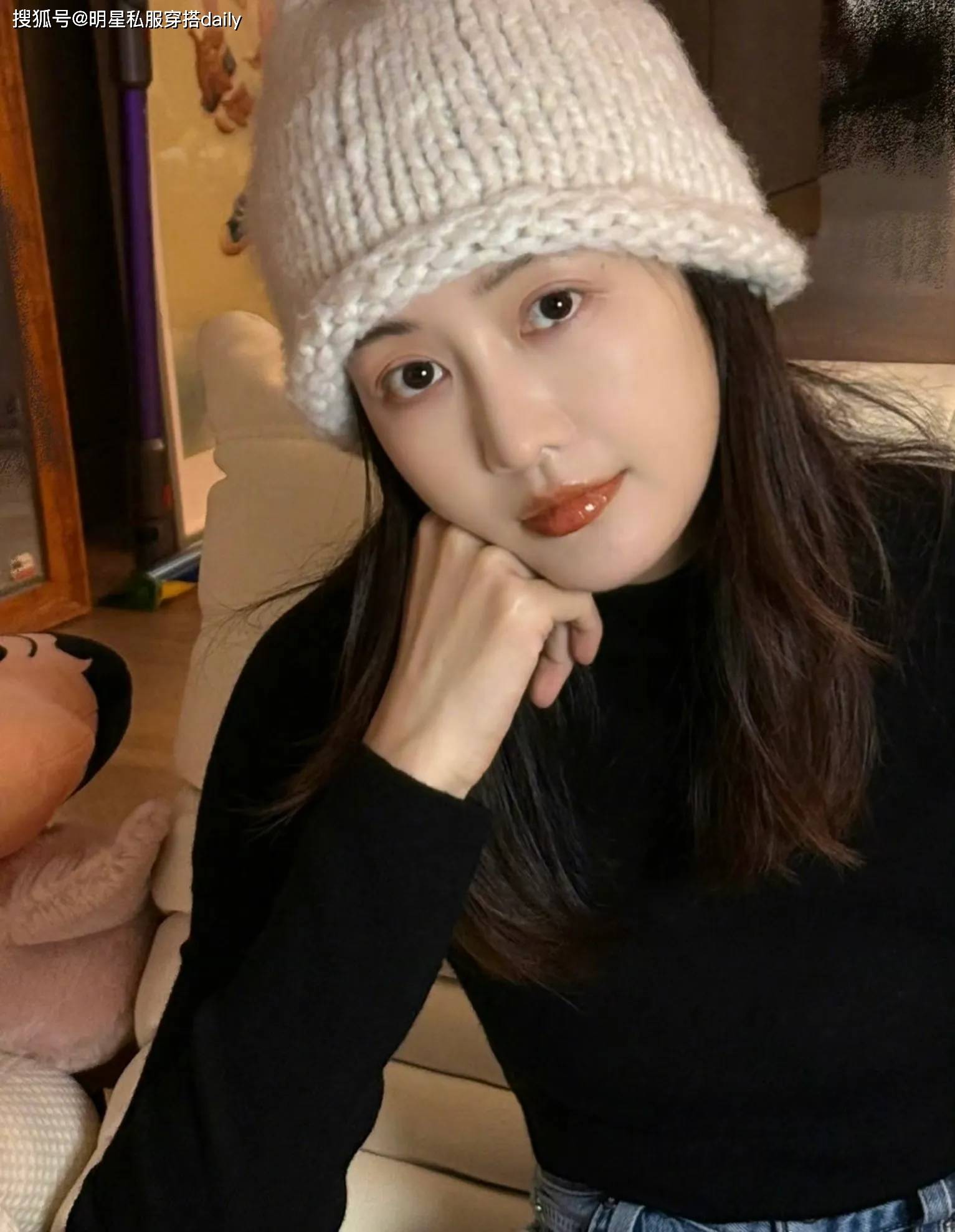 而王鸥,作为走在时尚前沿的女明星,最近晒出的穿搭,把基础款的简洁