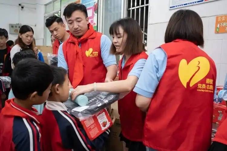 西安部分学校入学要求先捐款，市民表示压力山大