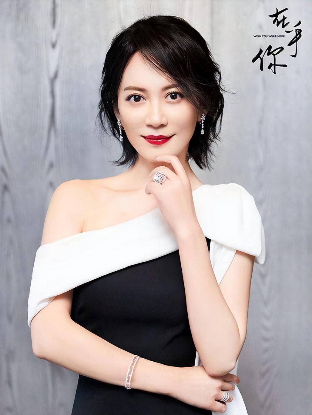 49岁还单身的俞飞鸿,生活中淡定从容,只做自己