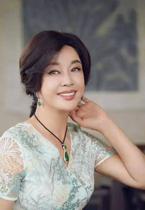 74岁刘晓庆戴上亿玉镯庆生,整容后遗症明显,磨皮磨得跟18岁一样