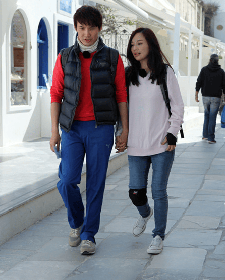 53岁陈松伶和小丈夫张铎同游威海,夫妻俩甜蜜合影 评论区满屏叹息