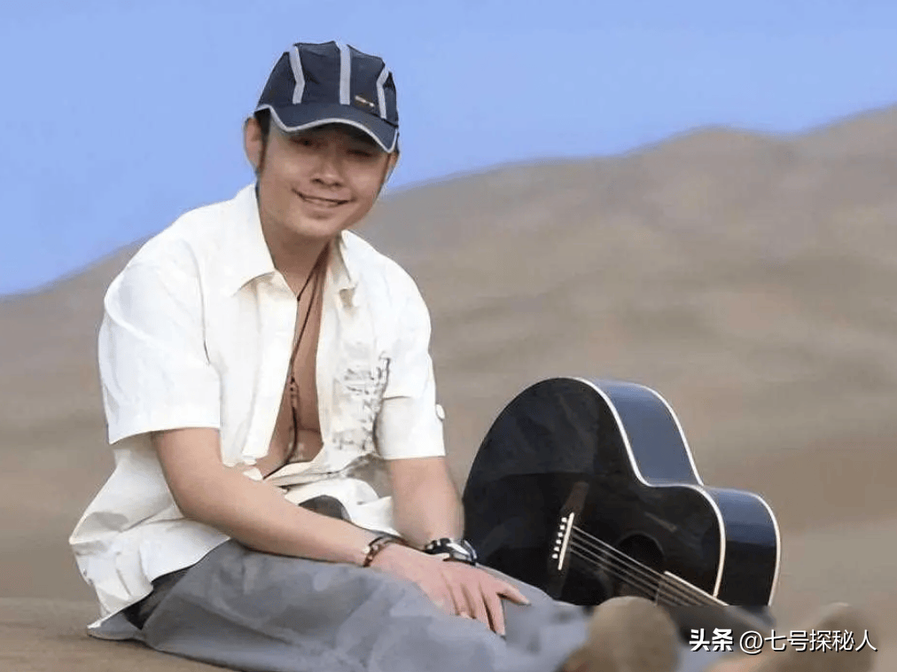 前妻在他低谷时,抛弃刚出生的女儿,现在的刀郎爱情事业双丰收