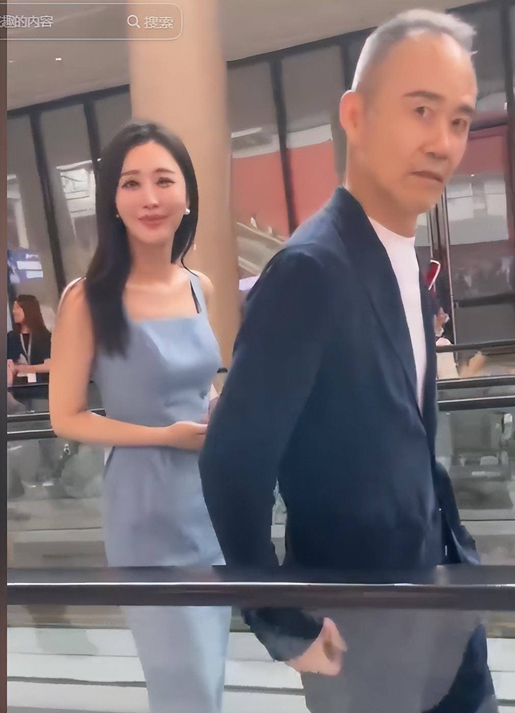 73岁王石携小30岁妻子看车展,俩人恩爱羡煞旁人,网友:这是真爱