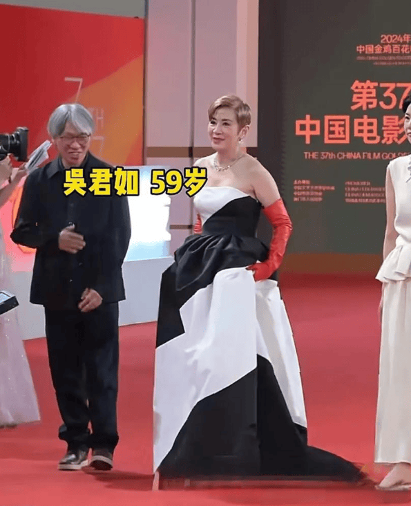 金鸡奖红毯亮点多:张艺谋鞋底厚,吴君如脖子成焦点,关晓彤遭批