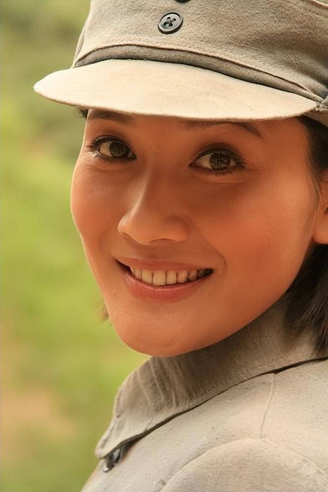 潘雨辰:与侯勇离婚后,和女儿相依为命,46岁不碰感情孤身一人