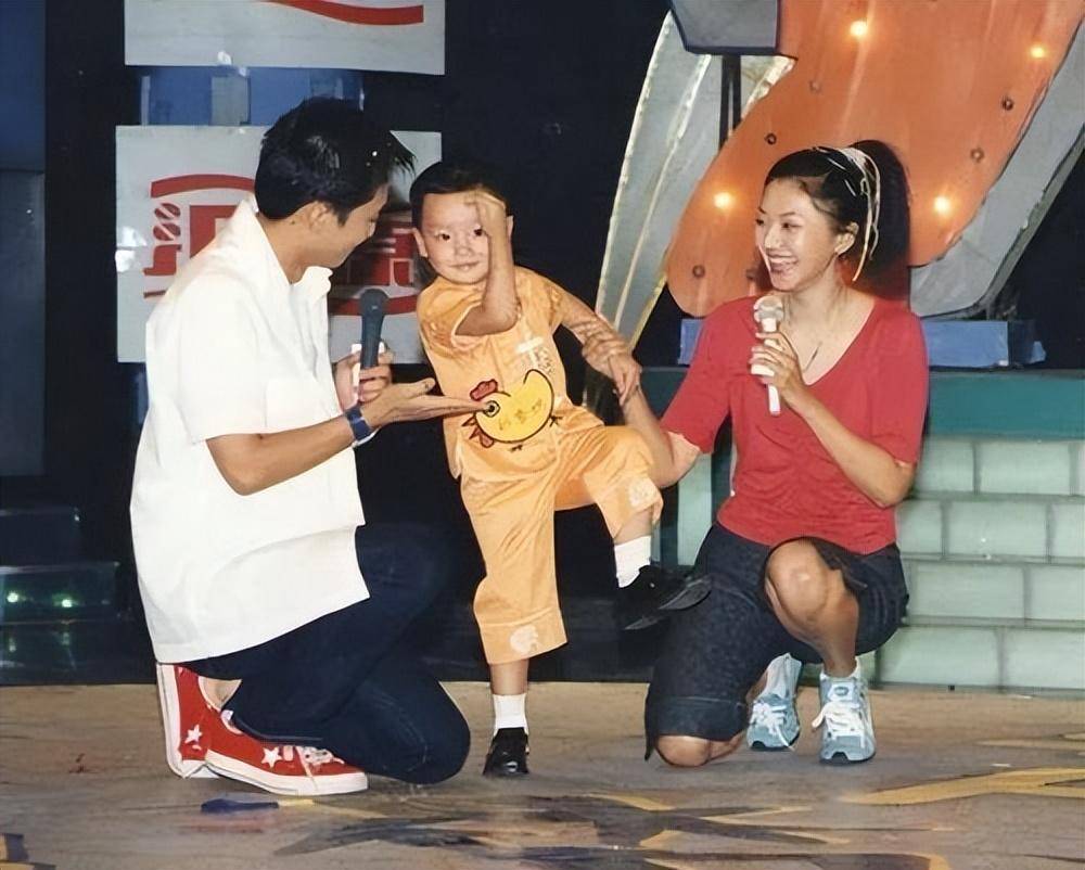 主持人方琼:15岁丧父,29岁嫁给大8岁的上司,如今成人生赢家