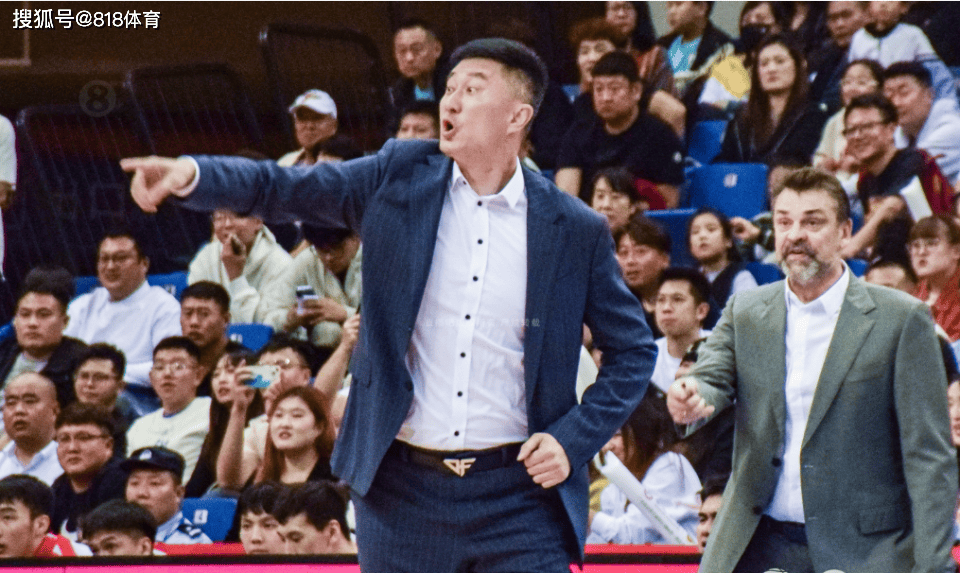 杜锋怒批弟子:前几天查房队员都在打游戏 真正男人的游戏打不明白