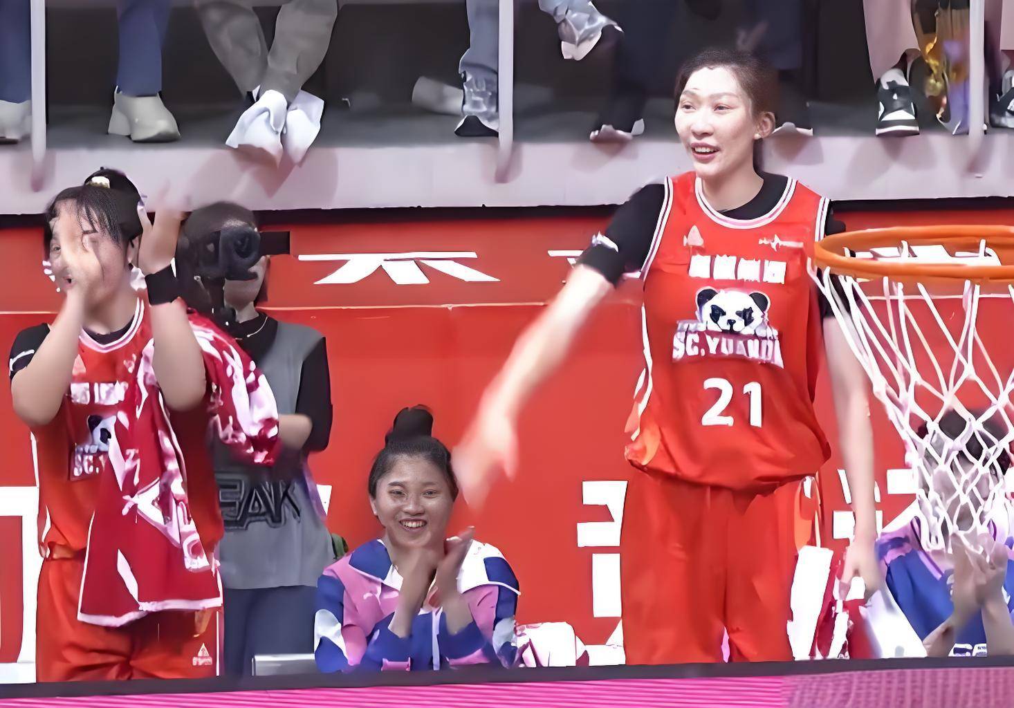 全华班四川女篮碾压江苏,双塔内线统治太无解!