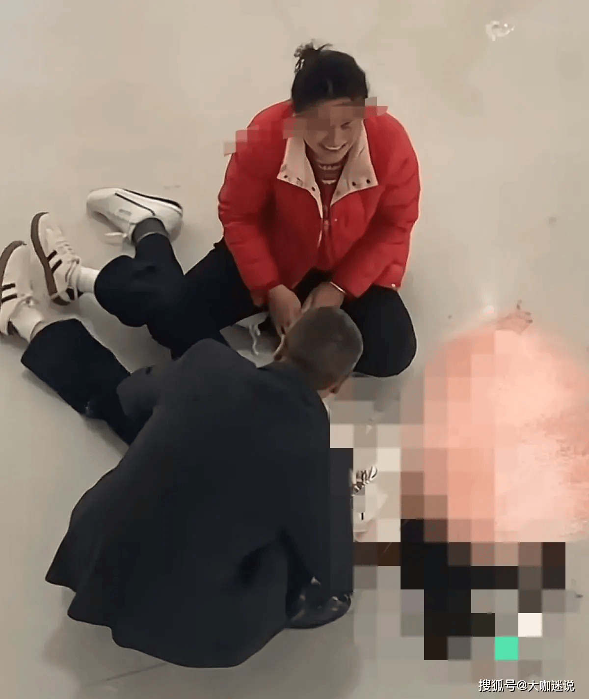 商场悲剧:女孩从扶梯坠亡,母亲痛哭,安全隐患引发热议