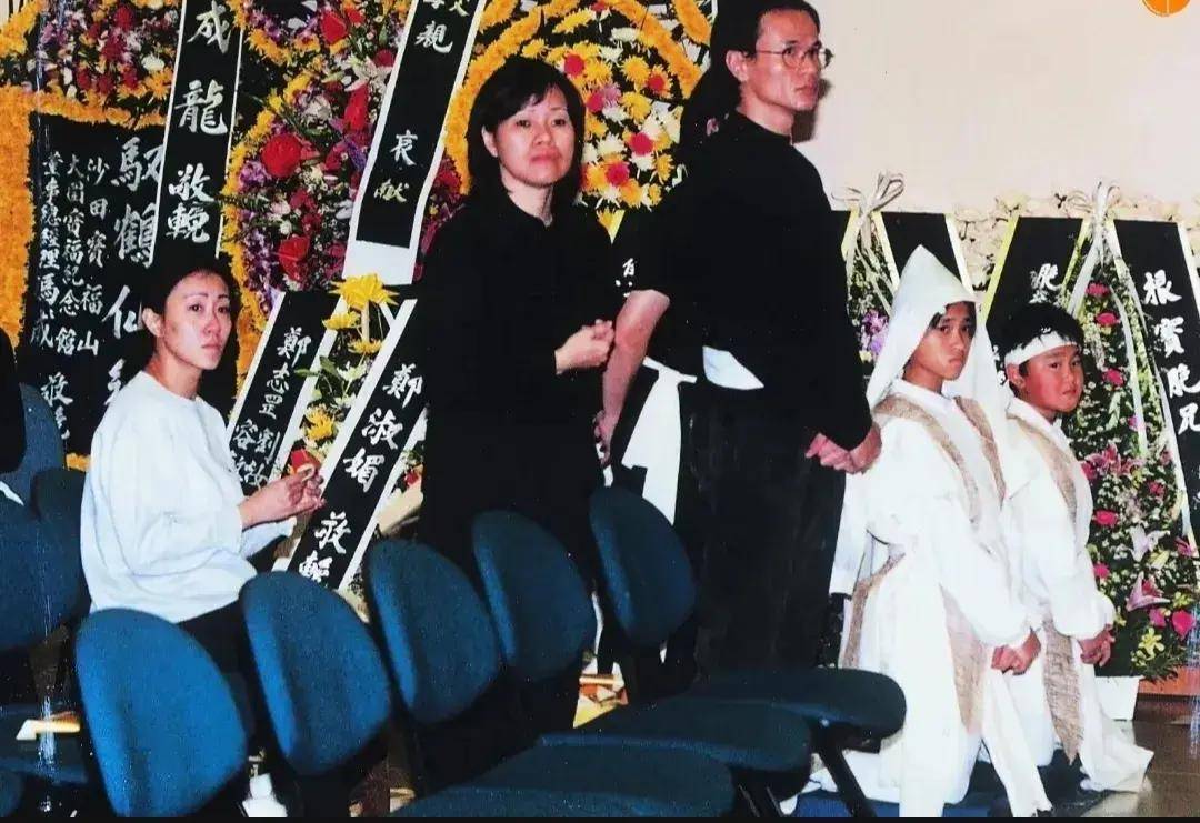 1997年,林正英葬礼罕见镜头,儿子抱着遗像,女友苑琼丹哭成泪人
