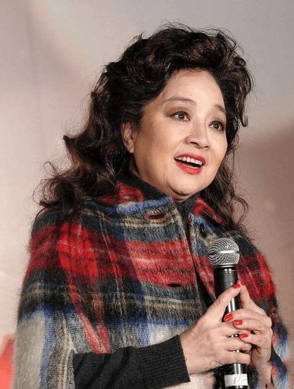 她宁愿离婚也不愿改变中国国籍,春晚为她破例,74岁仍单身_徐小凤_音乐