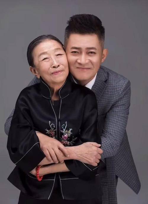 "丑娘"张少华一生住40平的房子,却有两位和亲儿子一样的干儿子
