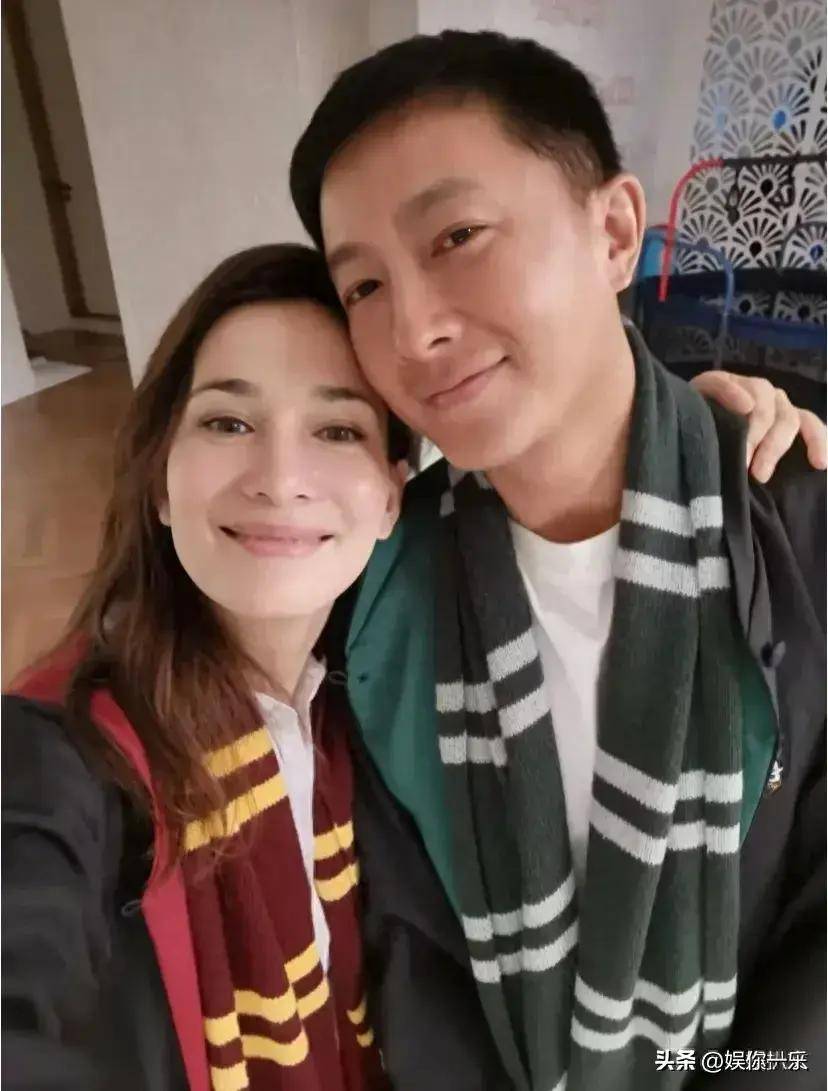 卢靖姗晒照,围情侣围巾,2岁女儿乖巧粘人,豪宅内景意外曝光