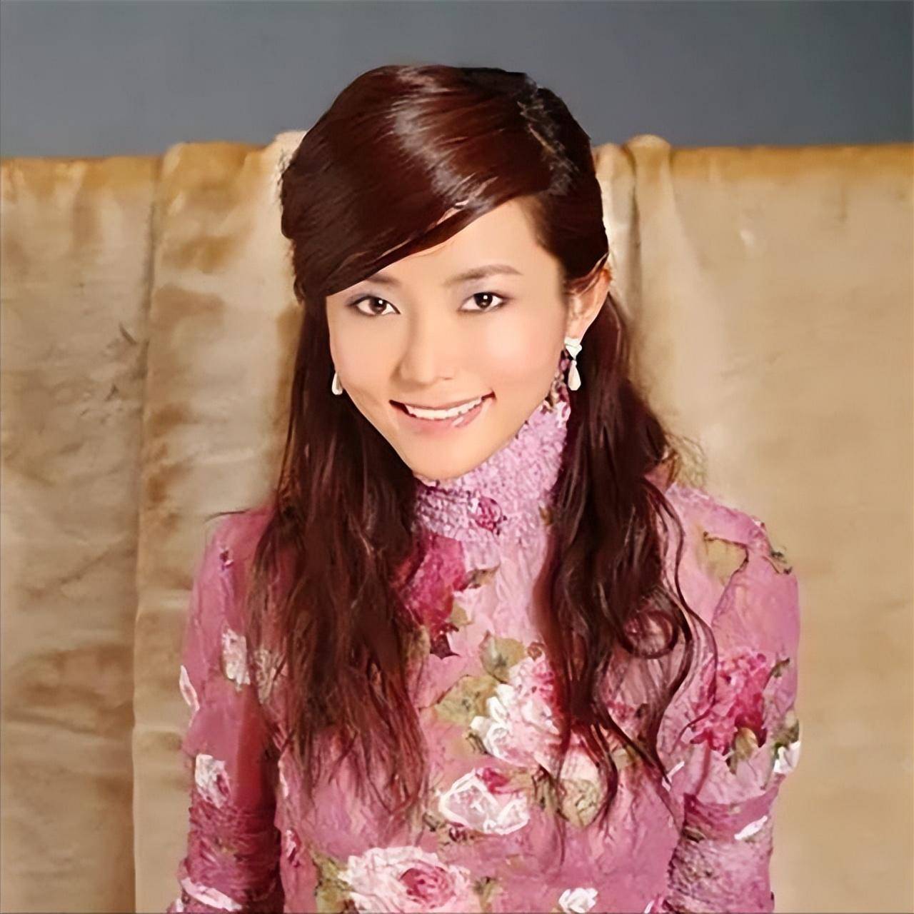 2009年黄晓明初恋李钰穿婚纱下葬,为何在葬礼上却未见他的身影