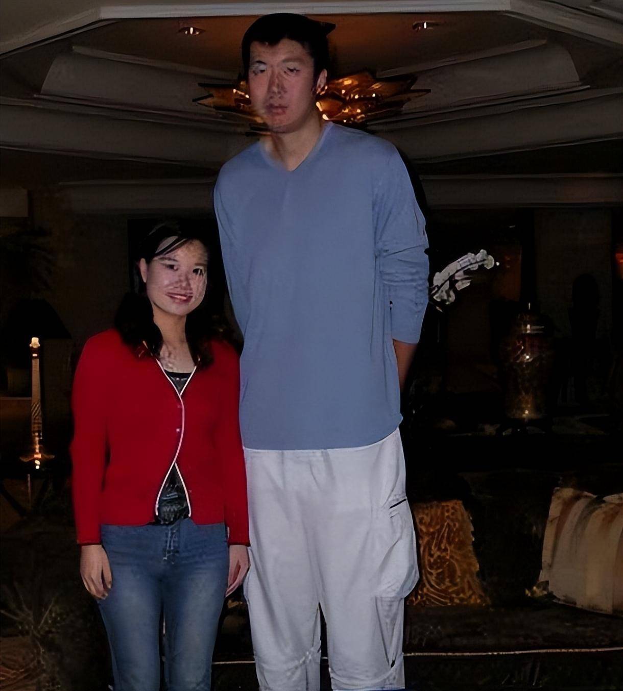 王治郅:23岁结婚,42岁再婚娶小13岁娇妻,儿子18岁成篮球小巨人