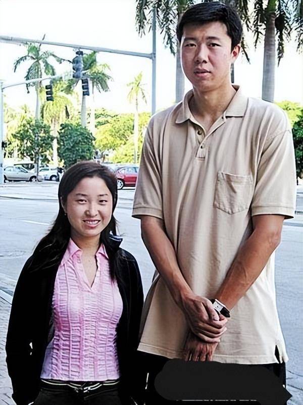 王治郅:23岁结婚,42岁再婚娶小13岁娇妻,儿子18岁成篮球小巨人