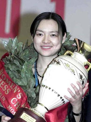 放弃中国国籍,支持一夫多妻,劝闺蜜嫁自己老公的棋后,如今怎样_诸宸