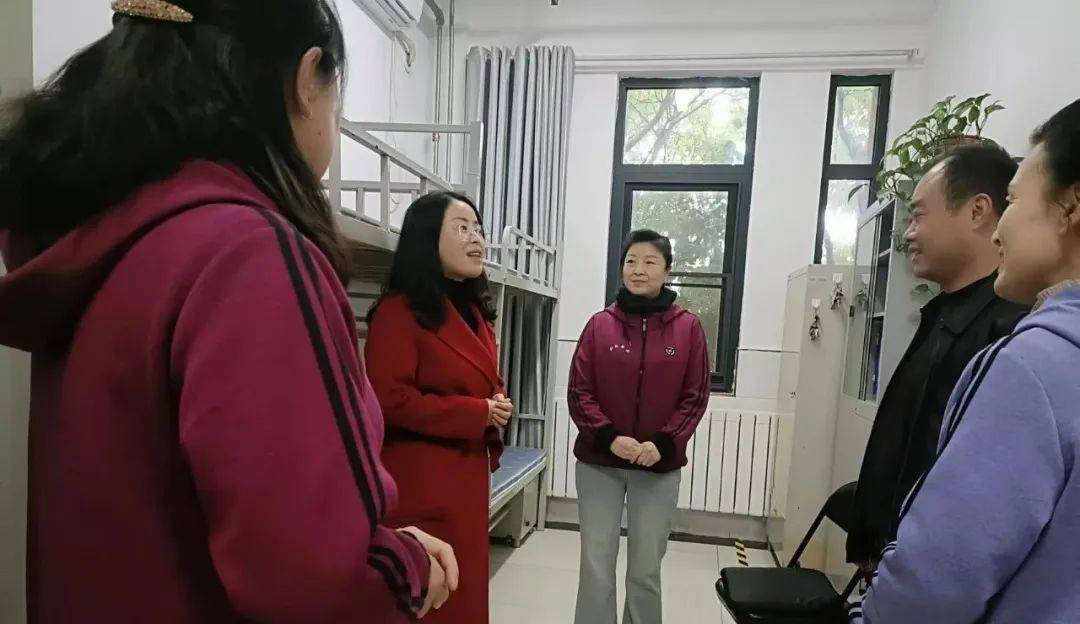 咸阳彩虹中学:宿管情谊暖人心 家长感恩送锦旗