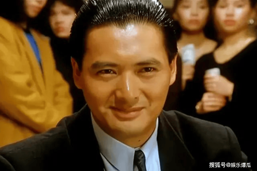 69岁周润发最新动态:雨中坚持跑步,满头银发引网友惊呼变化大!