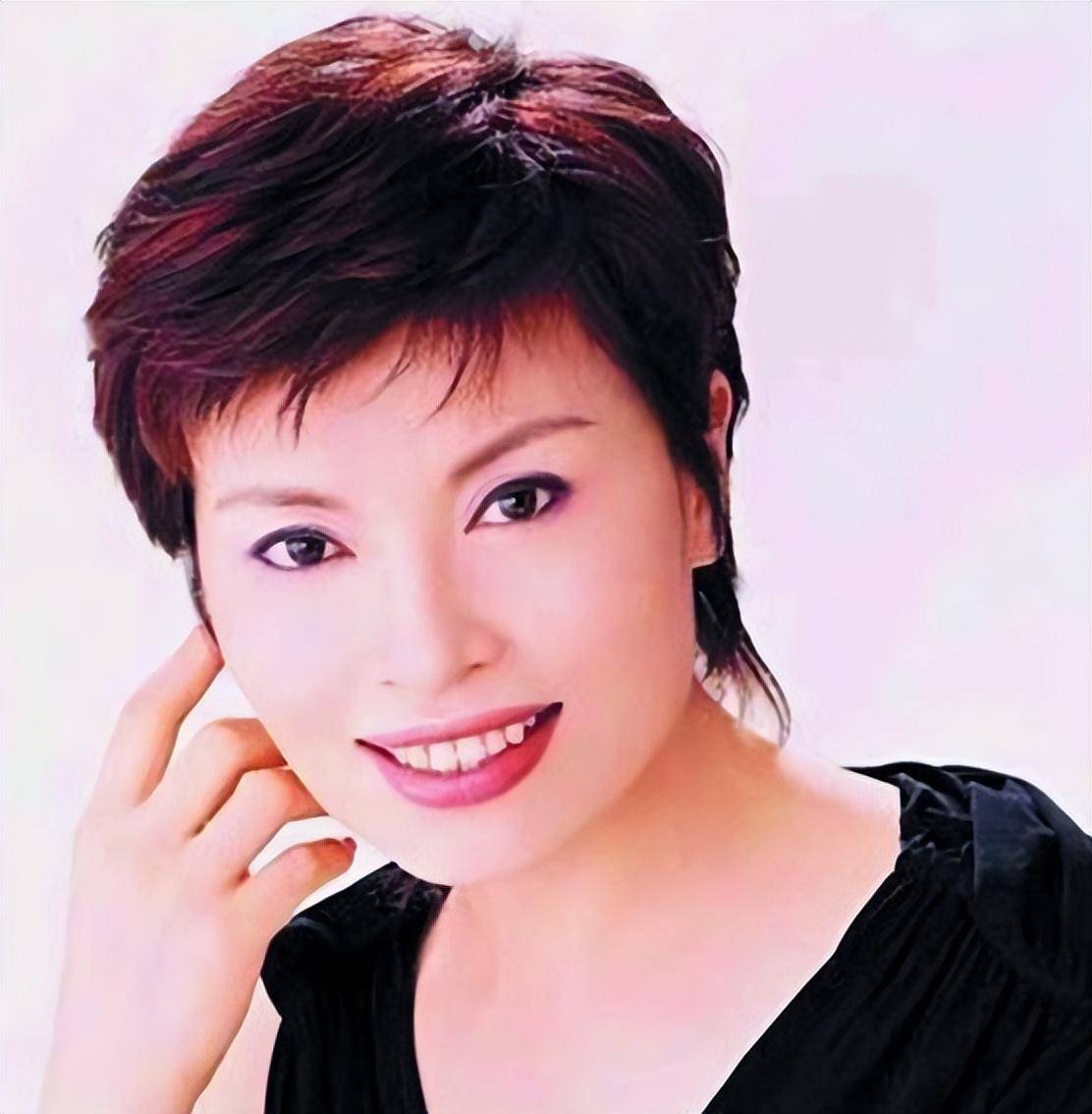 主持28年0失误,儿子坠楼仍不离岗,央视主播李瑞英后来咋样了