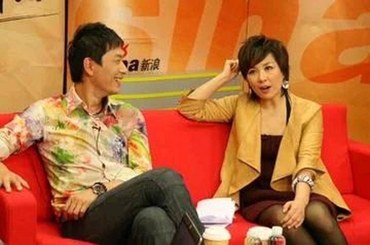 11月7日,李静在某博上发布自己访谈邓亚萍的视频,依然干练富有精气神