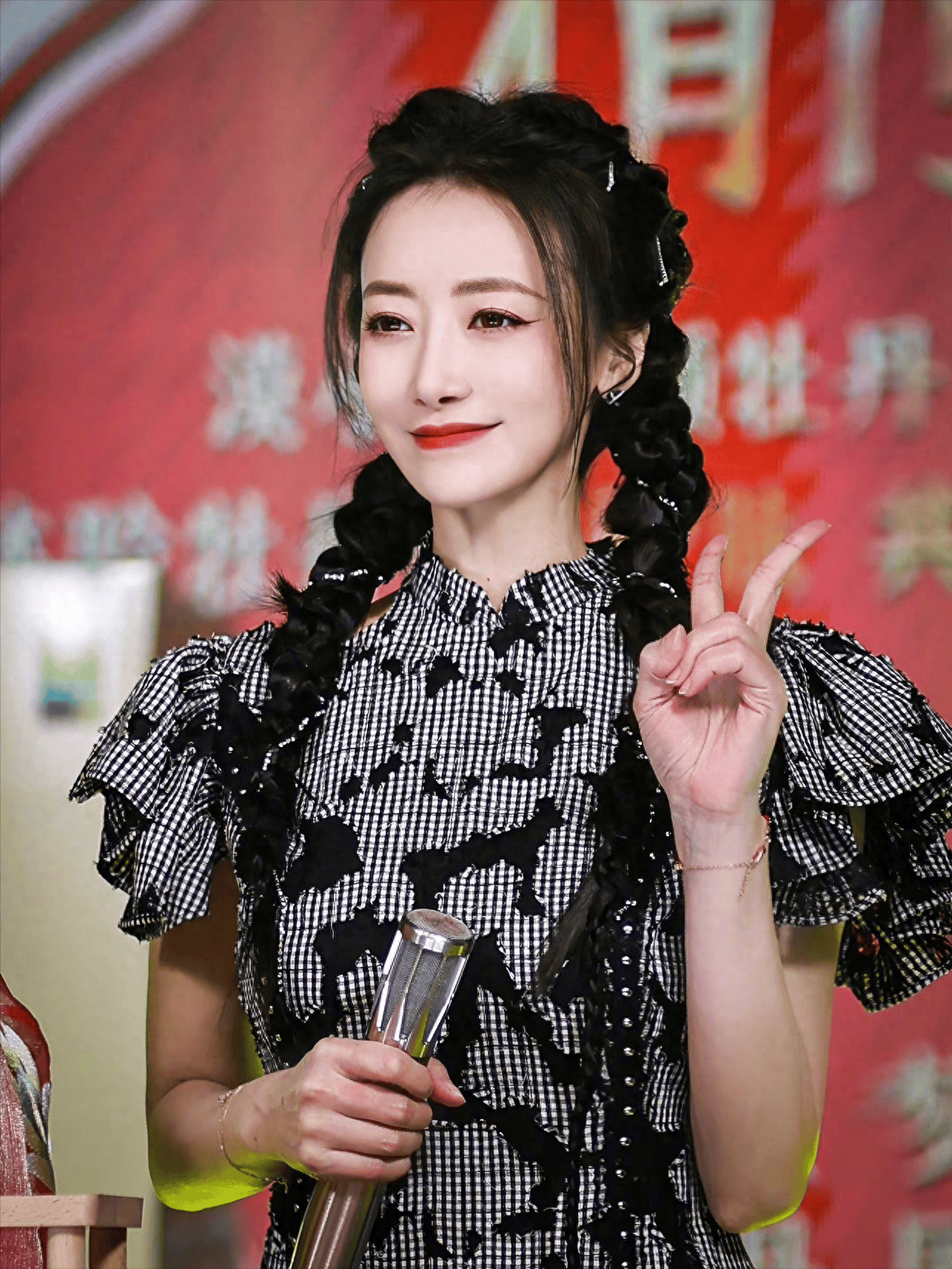 她惨被闺蜜横刀夺爱,前男友公开私密照,48岁仍被丈夫宠成公主_陈紫函