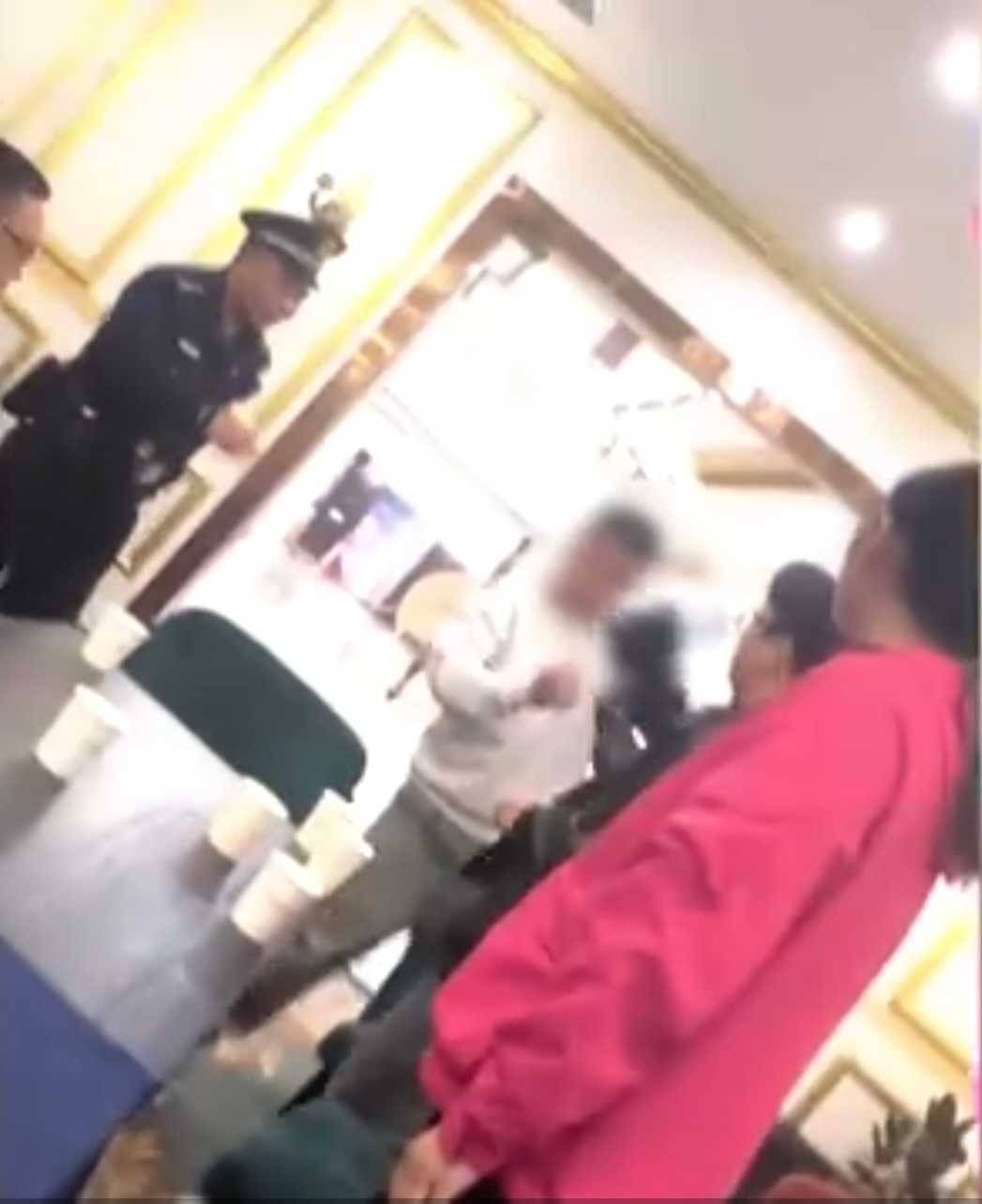 女子隆鼻失败欲维权 记者陪同却遭贵阳妍僖整形医院暴力阻拦(图1)