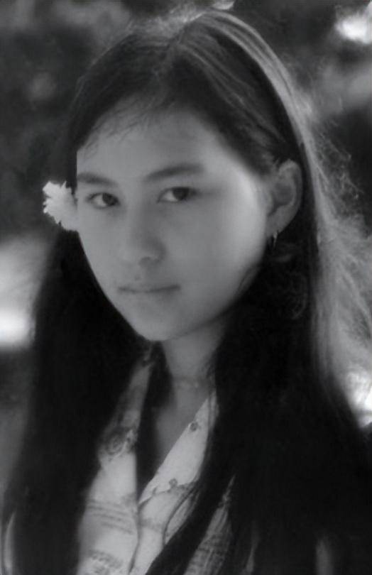 何超琼年轻时的照片,身材比例超好,气质非凡!不愧赌王最美千金