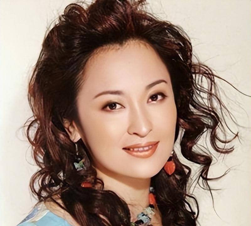 王璐瑶:因太美而刻意扮丑,成名后下嫁豪门当后妈,如今富态尽显_杨贵妃