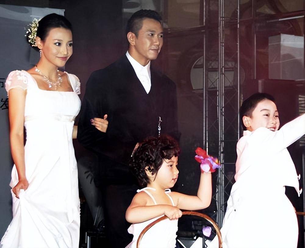 温兆伦西装笔挺,潘星谊婚纱璀璨,他们站在一起,看起来很般配